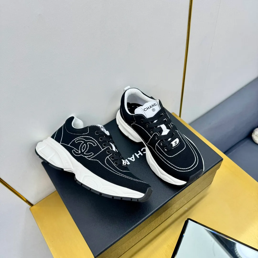 👟👟Ex-factory price 620👟👟 Upgraded version, upgraded version, upgraded version! No rebuttal accepted! ! ! ! Chanel Chanel dad shoes, couples' model for men and women - 2025 top casual sports shoes in the counter. This classic design; the upper is electro-embroidered with various techniques; ❷The inner lining is made of: original Yangli + net ❸The outsole is based on: the original TPU combination outsole. The full set of boutique packaging for women 35–41